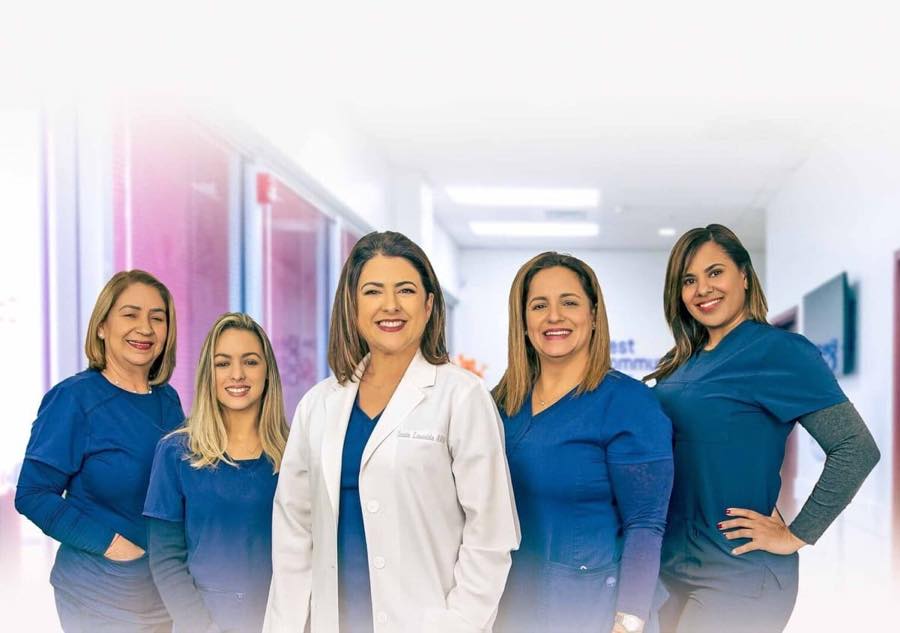 El equipo de Best Community Care junto a la Dra. Zaide Laurido en el pasillo de la clínica.